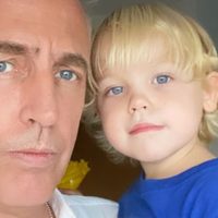 ¡La tiene clara! Marley filmó a Mirko muy concentrado mientras lo ayudaba en la parrilla