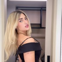 Lentejuelas y una pieza muy golden: Marta Fort sorprende con el vestido que todas quieren en Navidad