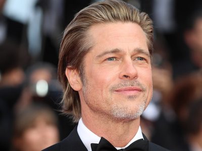 ¡Quién fuera su estilista! Mira como Brad Pitt consciente a su maquilladora ¿Estas de broma?