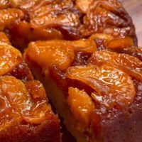 Con 2 mandarinas, 3 huevos y en licuadora, prepará esta rica torta invertida para disfrutar a la hora de la merienda