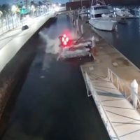 Conductor pierde el control, choca embarcaciones y cae al mar en Veracruz (Video)