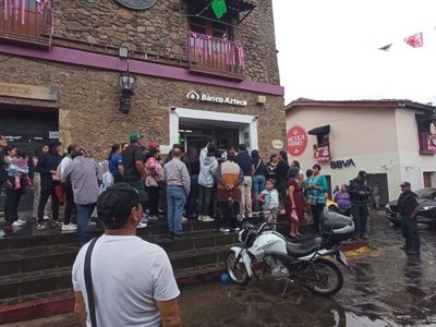 Puerta de metal le cae a un niño de 6 años en sucursal de Banco Azteca en Tepoztlán