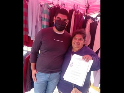 Joven presume título de ingeniero en el puesto ambulante de su madre