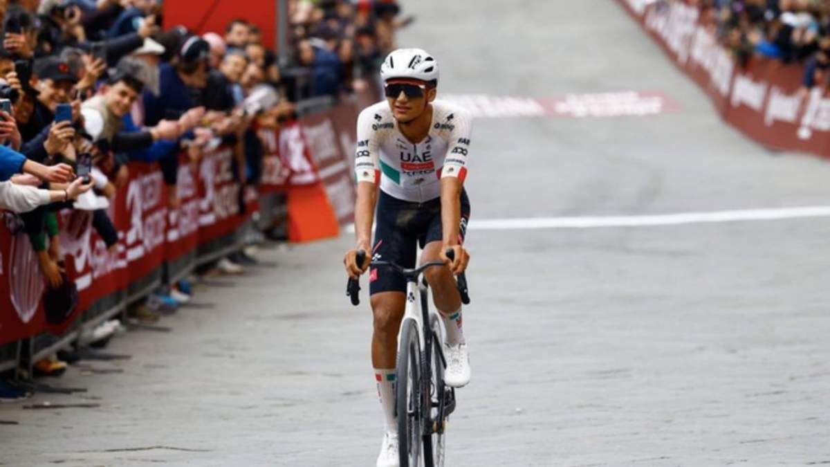 Isaac del Toro, primer mexicano de la historia en coronarse en la carrera Tirreno-Adriático