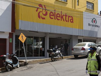 Mujer gana juicio contra Elektra, se niegan a pagarle y embarga la tienda por 330 mil pesos