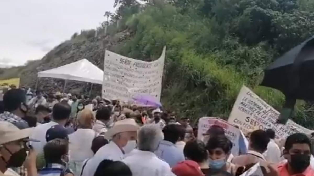 Manifestantes que esperaban a López Obrador
