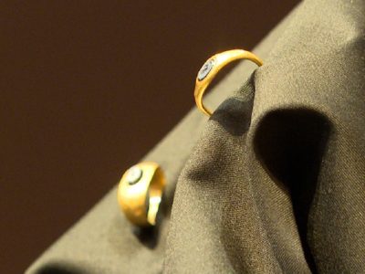 El fascinante descubrimiento de dos anillos de oro en la vía romana