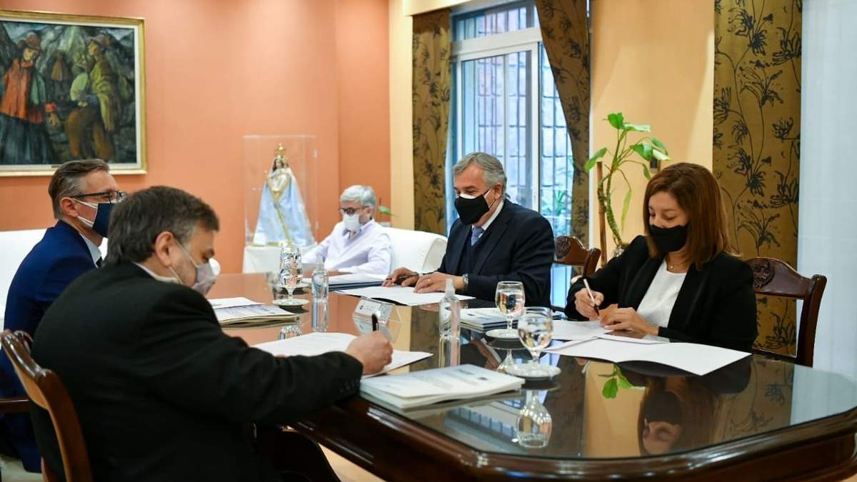 Firma del acuerdo. Fuente: (Twitter)