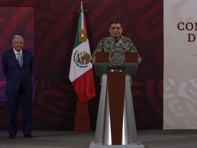 Sandoval justifica viajes al extranjero acompañado por su familia: "es protocolo"