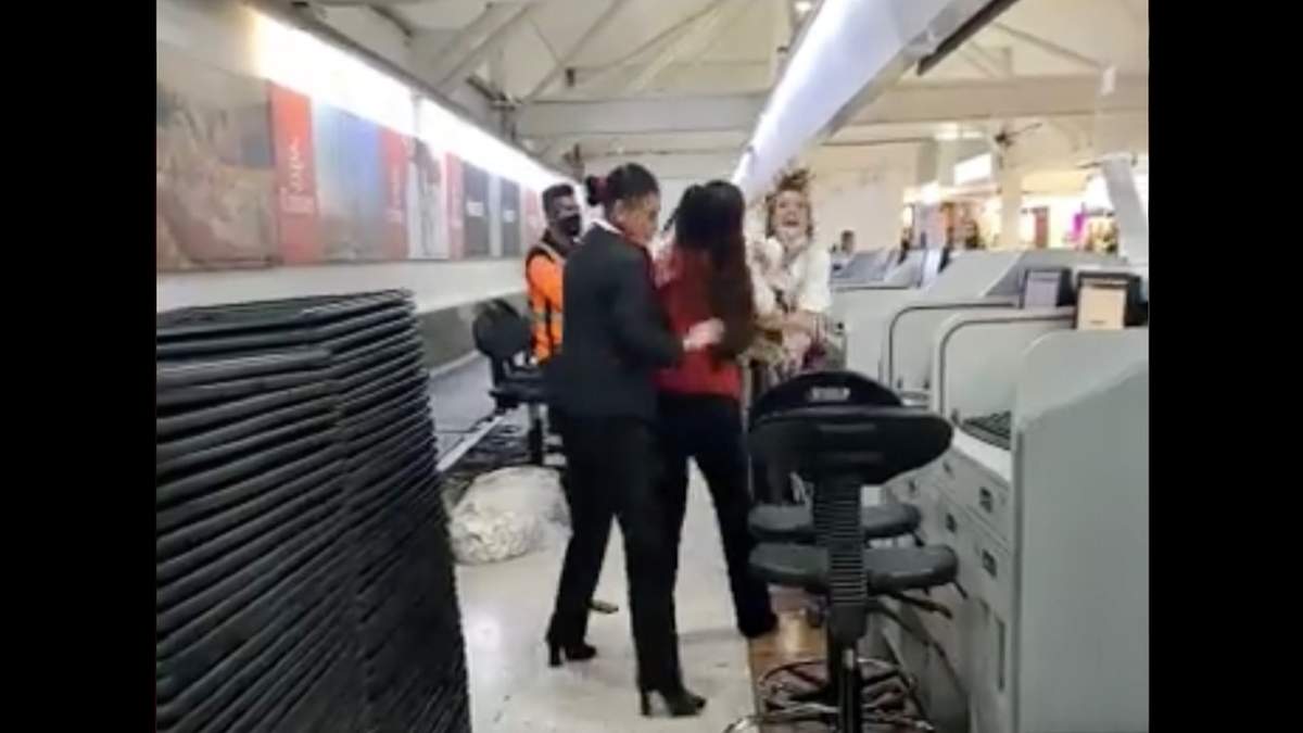 Mujer enfurecida agrede a empleados de la aerolínea Emirates en el AICM