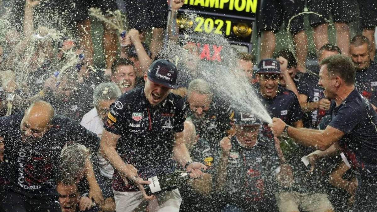 En imagen del 12 de diciembre del 2021, el piloto de Red Bull de la F1 Max Verstappen celebra con el director del equipo Christian Horner tras ganar el título de la Fórmula Uno en Abu Dabi