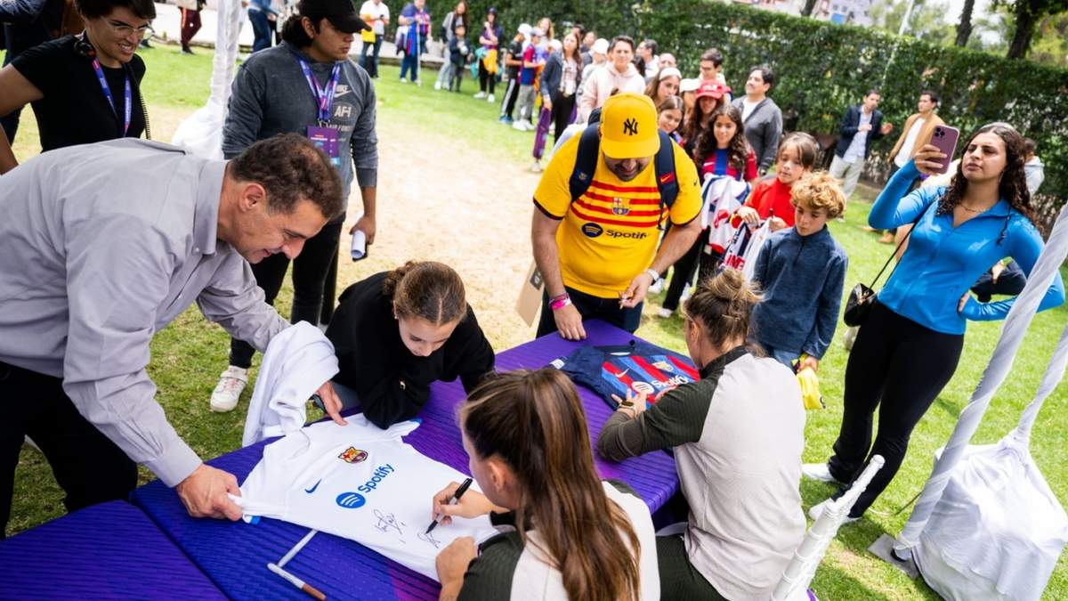 El Barcelona permitió que la afición mexicana pudiera observar su entrenamiento, así como una convivencia para firmas y fotografías