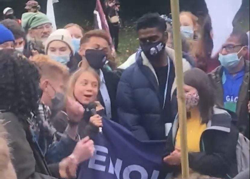 Greta cantando la consigna:  “You can shove your climate crisis up your arse"