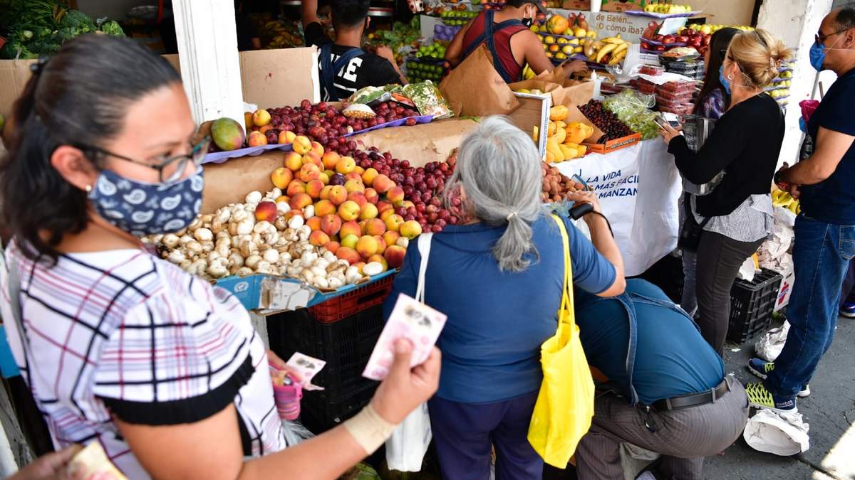 Mujeres hacen las compras para el hogar. Foto: Benjamín Flores