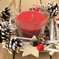 Con solo nueces, una tapa de frasco y piedritas: así podés hacer el portavelas navideño más sublime y elegante