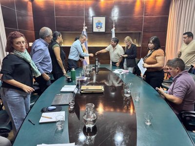Vuelven las clases: Quintriqueo y Tobares firmaron un acuerdo que levanta el paro de auxiliares de servicios