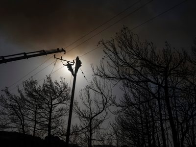 Los incendios en Grecia llegan a afueras de Atenas; la UE registra un récord de emisiones