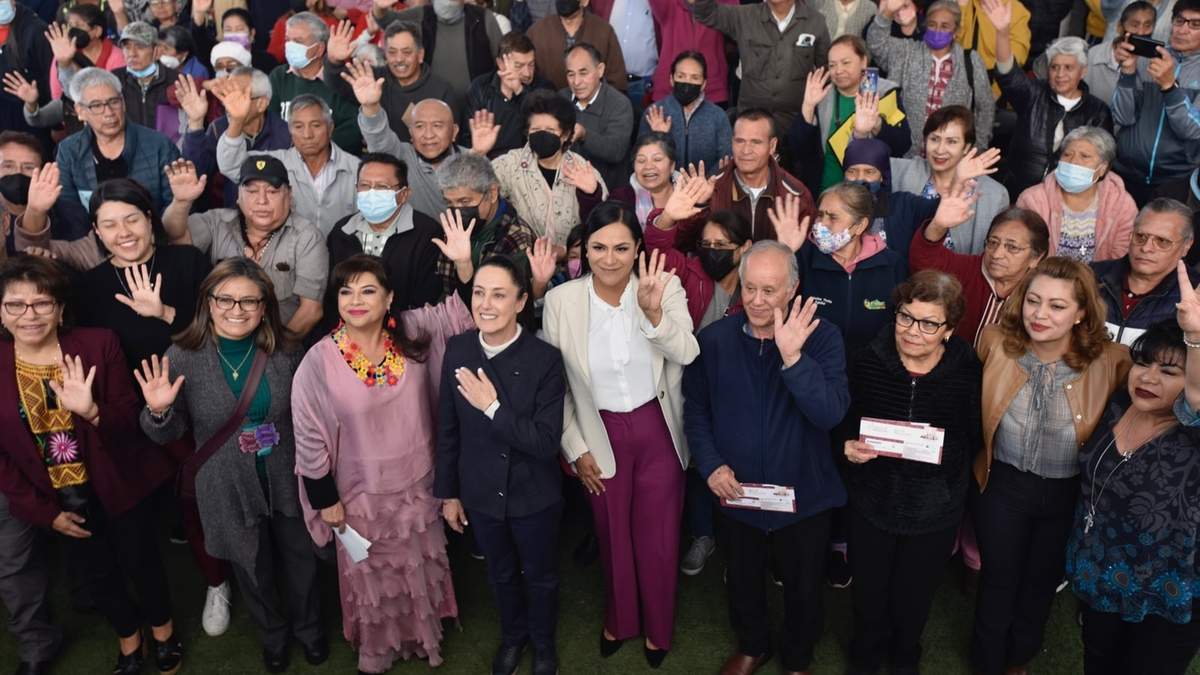 La jefa de Gobierno en el acto de entrega de tarjetas de la pensión para adultos mayores