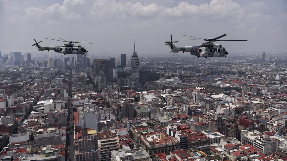 Helicópteros de la Fuerza Aérea Mexicana sobrevuelan el Centro Histórico de la CDMX