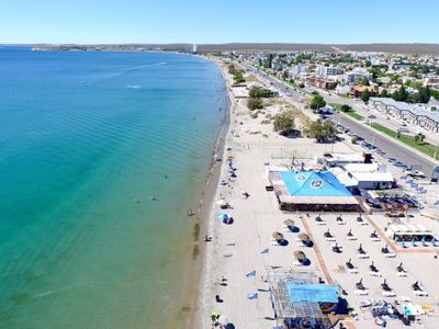 Playas, sol y esencia patagónica: cómo se vive el verano 2026 en el destino costero más famoso del sur