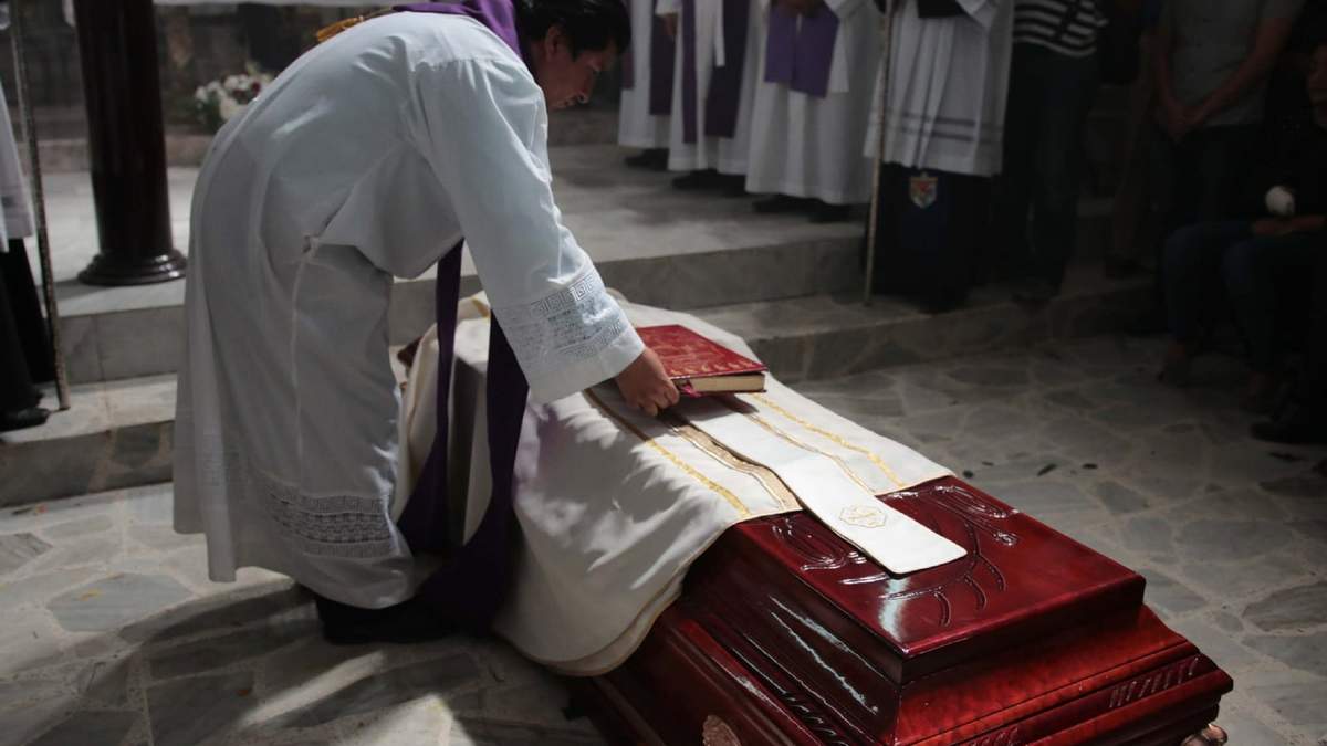 Sepelio de sacerdote asesinado