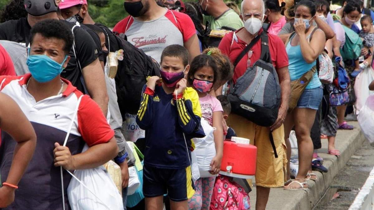 Cientos de venezolanos salen diariamente del país intentando escapar de la crisis económica. Fuente: (Twitter)