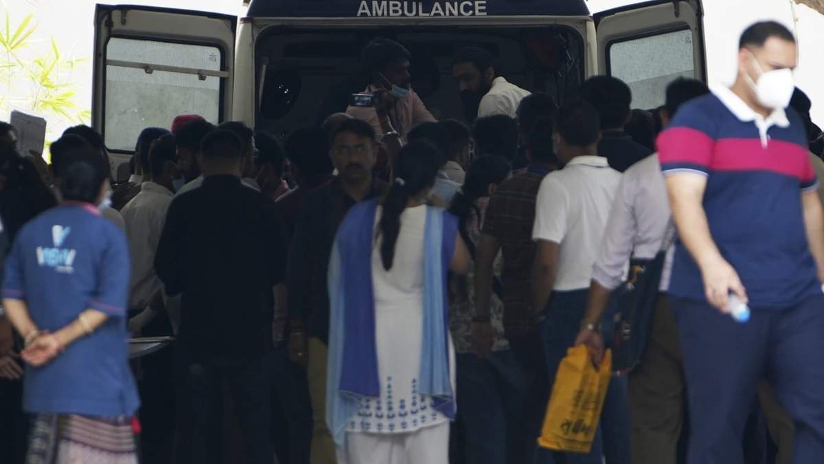 Los restos de las víctimas del accidente de Air India son entregados a sus familiares