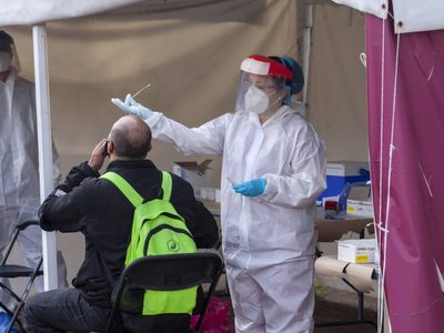 La tercera ola de covid-19 rebasa los 20 mil contagios en un día