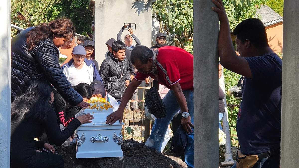 Familiares de Alexis Alfredo lloran ante su ataúd