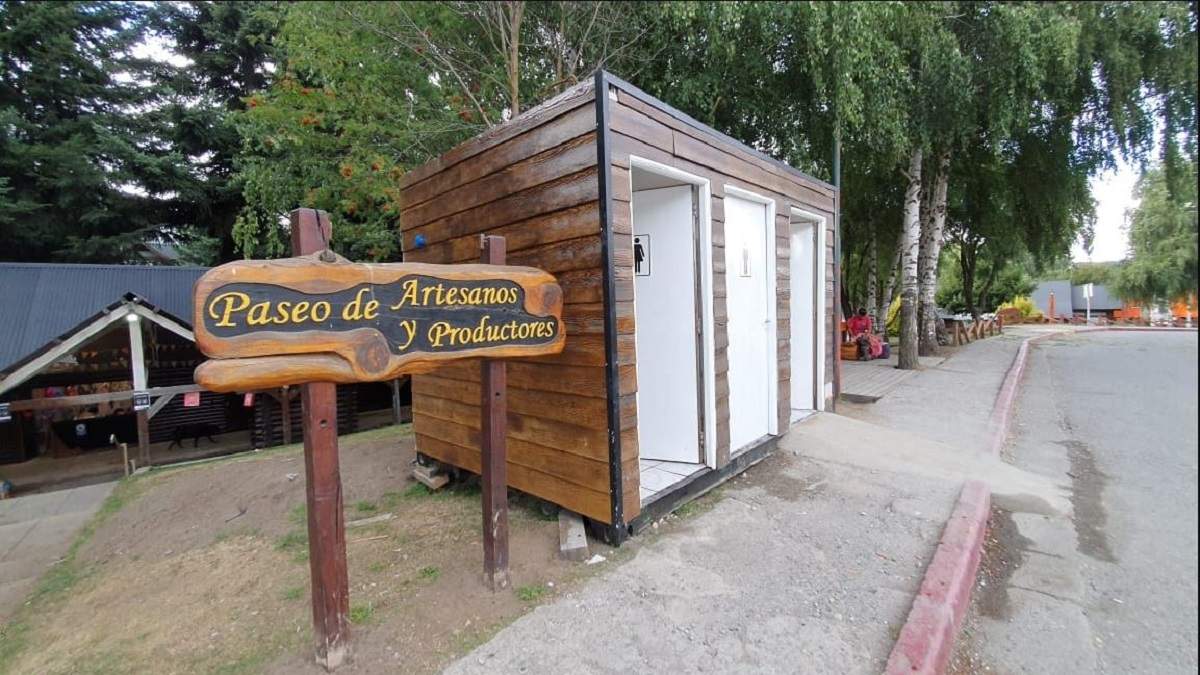 El Paseo de Artesanos de Villa La Angostura también sufrió el ataque de desconocidos. Fuente: (Angostura Informa)