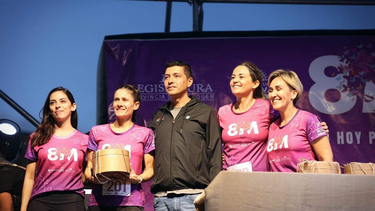 Marcos Koopmann junto a las ganadoras del evento conmemorativo por el Día Internacional de la Mujer. Fuente: (Twitter)