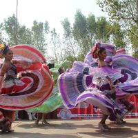 Impiden paso de campesinos a desfile en el Zócalo y realizan verbena en San Lázaro
