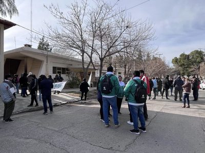 Demoraron al secretario general de ATE Zona Este en Centenario en pleno reclamo municipal