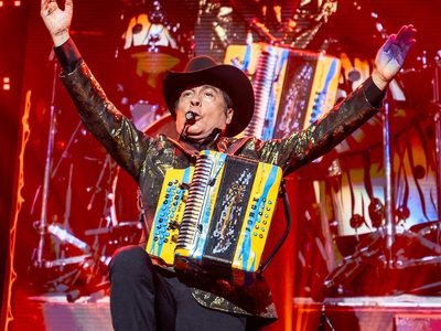 Vocalista de Los Tigres del Norte sufre caída en pleno concierto (Video)