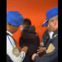 Un hombre fue detenido por vestirse de mujer para acosar en vagones exclusivos de la Línea 9 (Video)