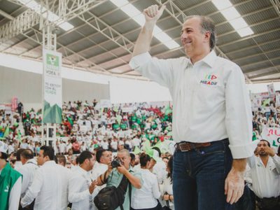 Meade fustiga a delincuentes… y en Querétaro ensalza a vinculado a exoperador de 'El H”