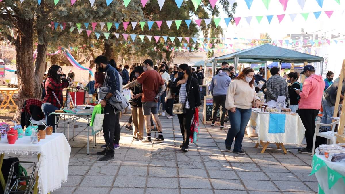 Paseo de feriantes en Neuquén. Fuente: (Twitter)