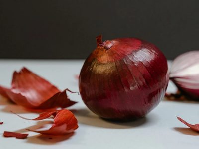 No tires las cáscaras de cebolla: descubrí estos 2 trucos para aprovecharlas al máximo en tu cocina