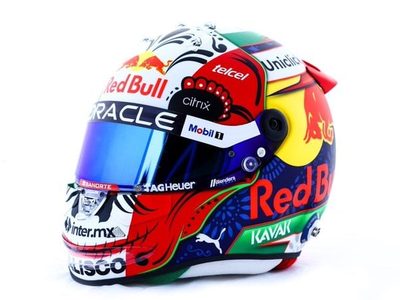 Checo Pérez presenta el casco de catrina que usará en el GP de México