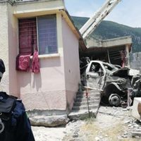 Camión de la CFE destroza casa en Nuevo León; hay 3 muertos