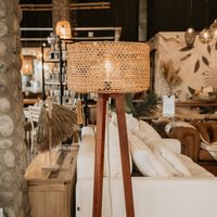 Con unas vigas viejas de madera: creá esta lámpara de pie tipo Pinterest y re canchera para tu casa