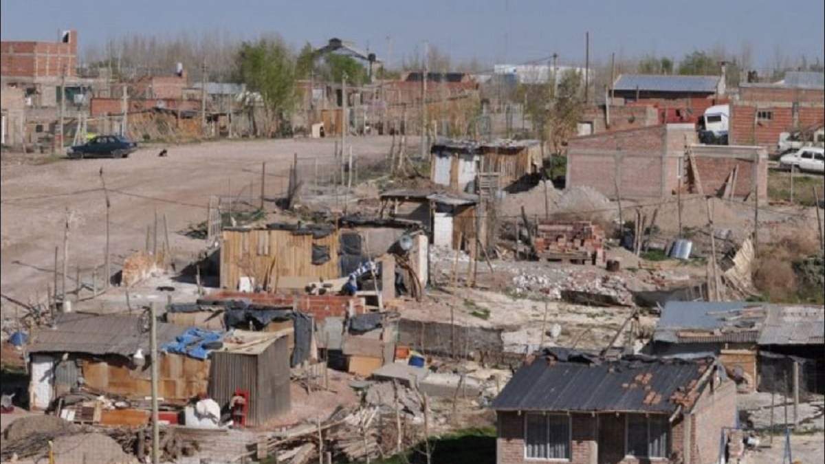 Vecinos reclaman por la falta de provisión de agua en medio de una ola de calor. Fuente: (Canal 7)