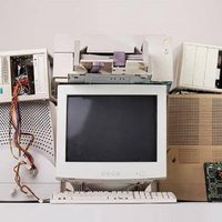 No tires la computadora vieja que ya no sirve y mirá cómo darle otro uso, sin ser experto en programación