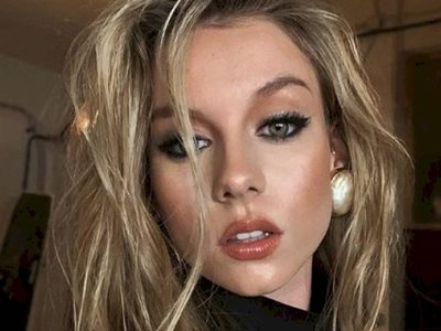 Ester Expósito se puso un vestidito blanco que "sin querer" olvidó abrochar y... ¡Al suelo!