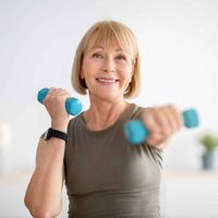 Fáciles, efectivos y sin salir de casa: 5 ejercicios para tonificar y fortalecer tus músculos en la menopausia