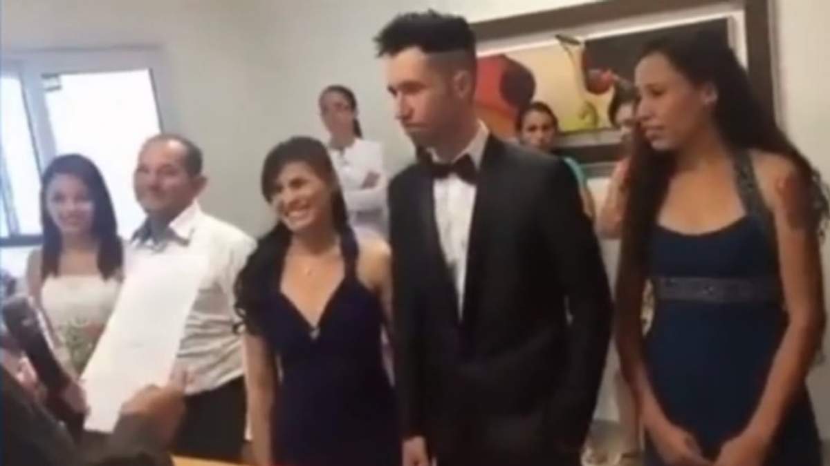 Novia bromea en su boda y se la cancelan