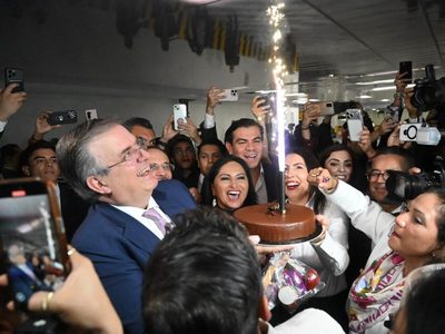 Reciben a Ebrard con porras, “Las Mañanitas” y pastel por su cumpleaños (Video)