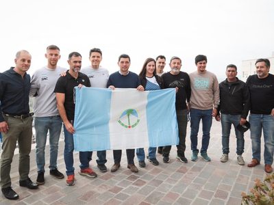 La Legislatura entregó un aporte a palistas neuquinos que participarán en el Mundial de Canotaje