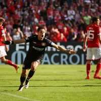 Con "hat-trick", el "Chicharito" da la victoria al Leverkusen