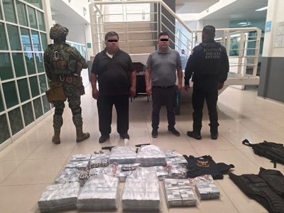 Caen dos sujetos que llevaban 37 millones de pesos en efectivo y armas en Lomas Verdes